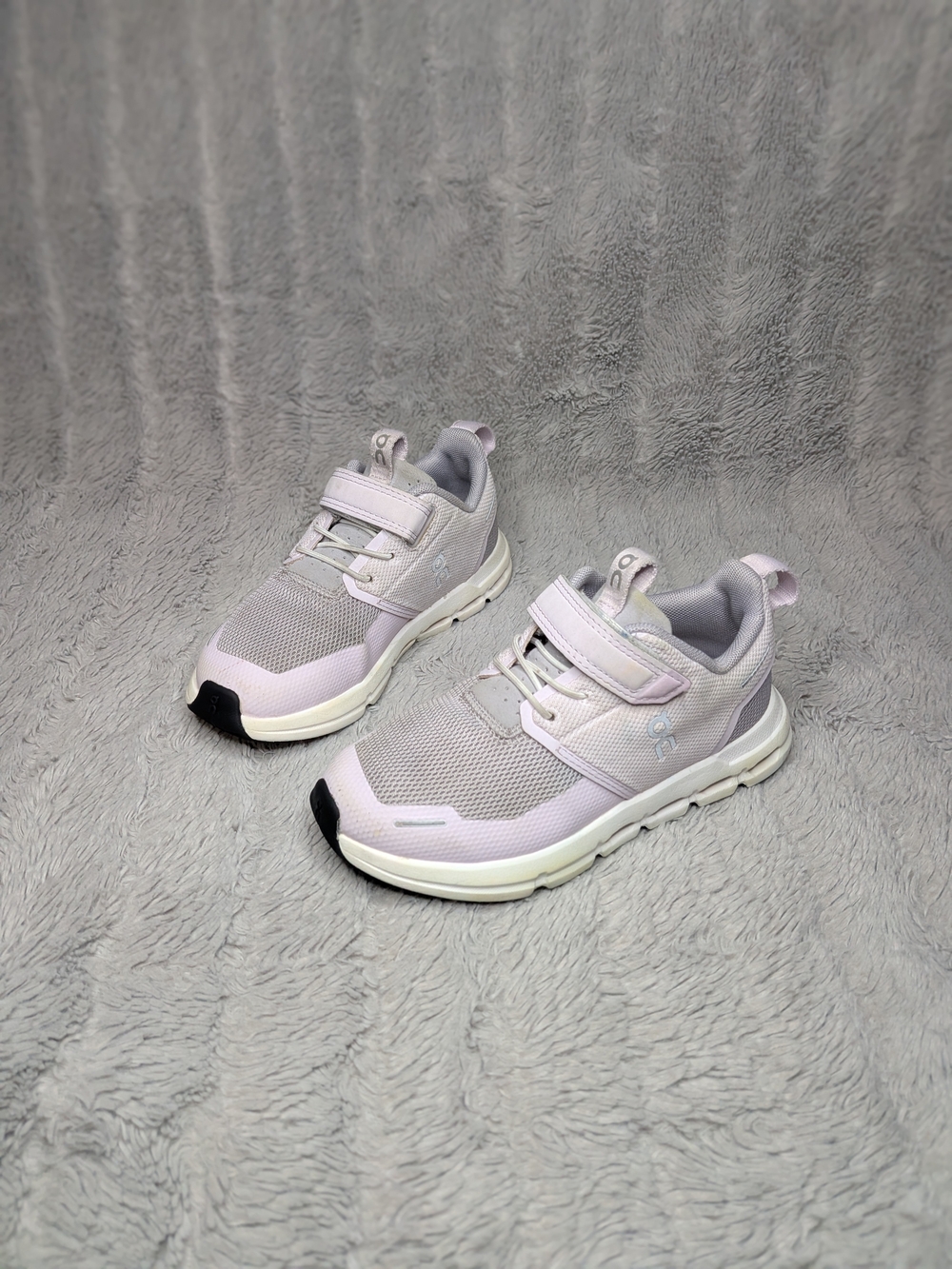 On Running Cloud Kids’ Lightweight Athletic Sneakers in Light Gray/Pink